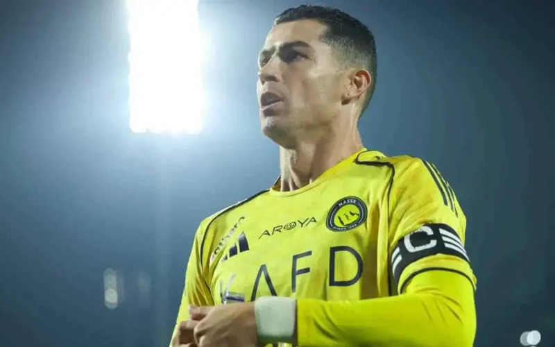 سباق الـ 900 هدف.. كم لاعباً يتفوق على كريستيانو رونالدو في القائمة التاريخية؟